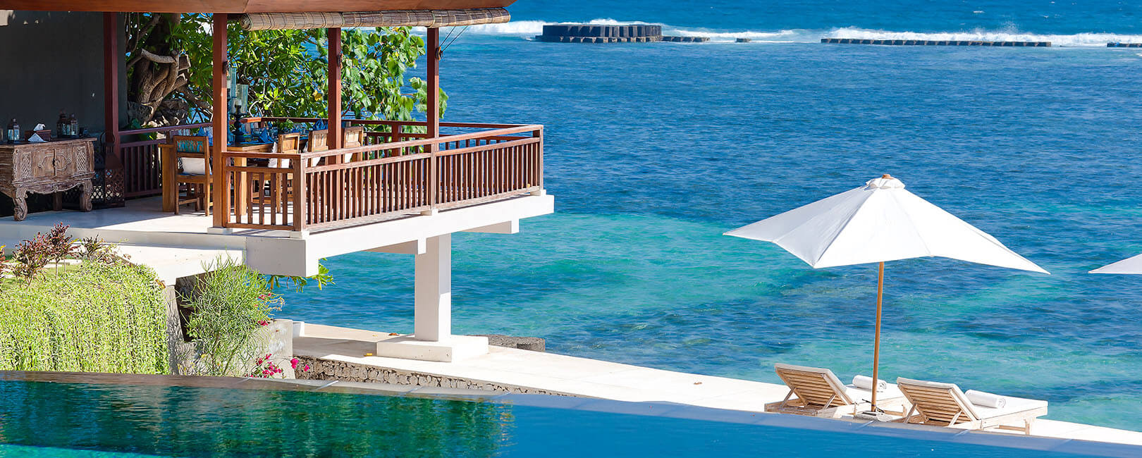 Villa Tirta Nila - Outdoor dining and ocean deck